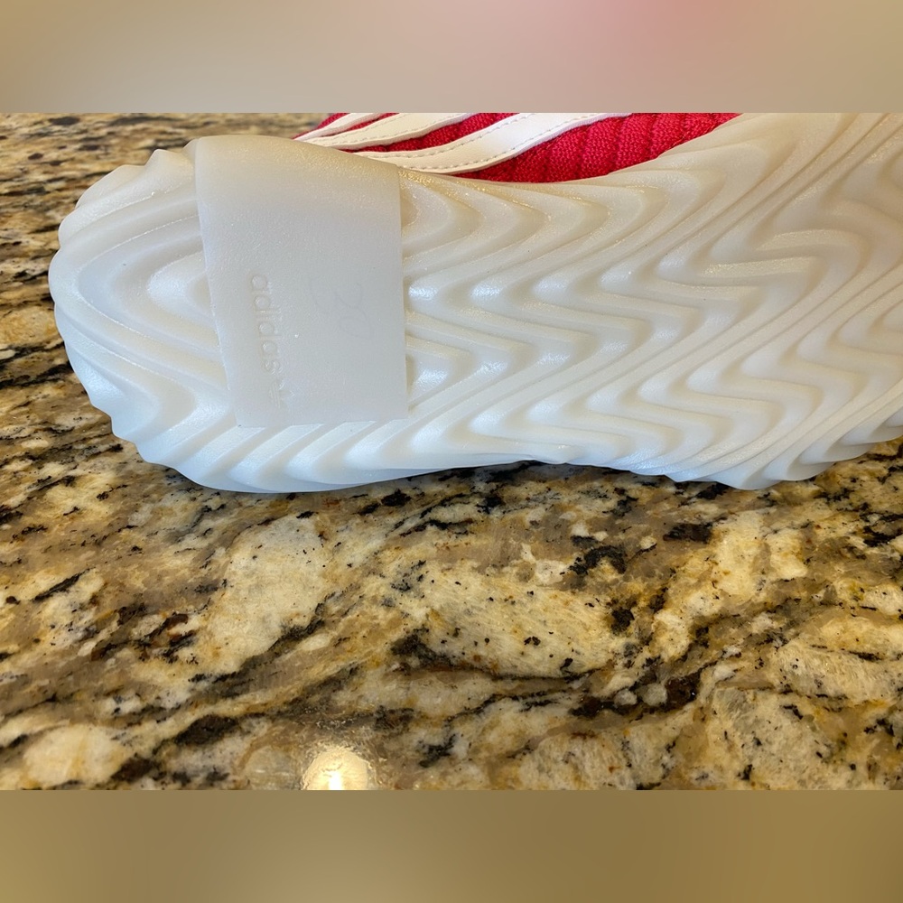 Adidas sobakvo red and white size 7 - Picture 11 of 12